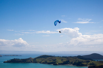 Schrägluftbild von Ortsteil Wyuna Bay in Coromandel im Bundesland Waikato, Neuseeland