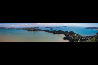 Panorama der Küsten- Landschaft am Sandstrand der Süd-Pazifik im Ortsteil Mcgreogor Bay in Coromandel in Waikato im Ortsteil Wyuna Bay, Neuseeland