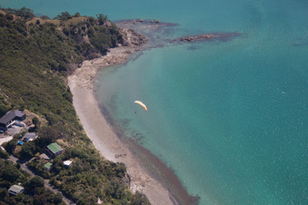 Drohnenaufname von Ortsteil Wyuna Bay in Coromandel im Bundesland Waikato, Neuseeland