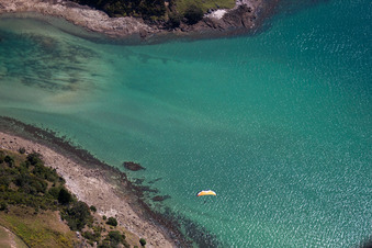 Luftbild von Wasseroberfläche an der Meeres- Küste McGregor Bay im Ortsteil Coromandel in Wyuna Bay in Waikato, Neuseeland