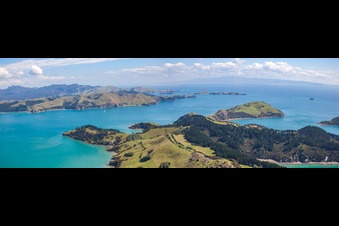 Panorama der Küsten- Landschaft am Sandstrand der Süd-Pazifik im Ortsteil Mcgreogor Bay in Coromandel in Waikato in Whanganui Island, Neuseeland