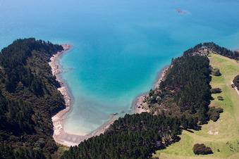 Whanganui Island im Bundesland Waikato, Neuseeland aus der Drohnenperspektive