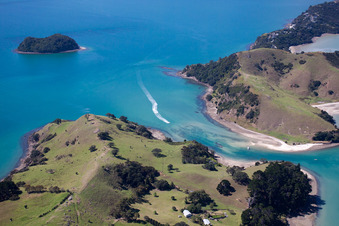 Whanganui Island im Bundesland Waikato, Neuseeland von einer Drohne aus