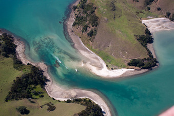 Wasseroberfläche an der Meeres- Küste zwischen zwei Inseln in der Mcgregor Bucht in Wyuna Bay in Waikato in Whanganui Island, Neuseeland