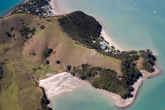 Ortsteil Wyuna Bay in Coromandel im Bundesland Waikato, Neuseeland von der Drohne aus gesehen