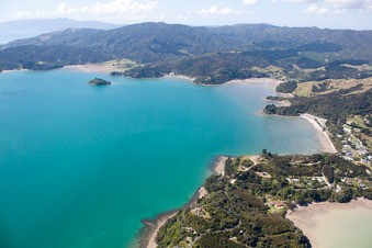 Luftaufnahme von Ortsteil Wyuna Bay in Coromandel im Bundesland Waikato, Neuseeland