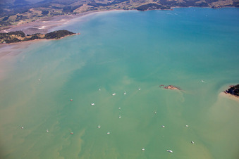 Schrägluftbild von Ortsteil Wyuna Bay in Coromandel im Bundesland Waikato, Neuseeland