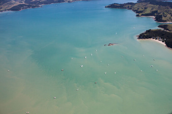 Ortsteil Wyuna Bay in Coromandel im Bundesland Waikato, Neuseeland von oben