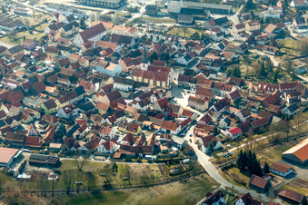 Kirchengebäude von St. Johannes d. Täufer im Dorfkern in Stadtlauringen im Bundesland Bayern, Deutschland