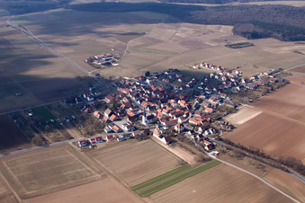 Dorf - Ansicht am Rande von landwirtschaftlichen Feldern und Nutzflächen in Ebertshausen in Üchtelhausen im Bundesland Bayern, Deutschland aus der Luft