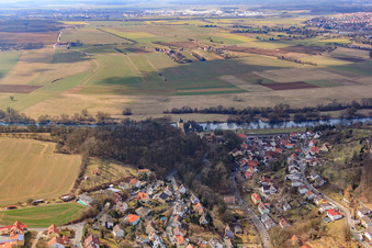 Dorf am Mainufer im Ortsteil Mainberg in Schonungen im Bundesland Bayern, Deutschland