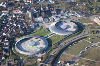 Das Ufo ähnliche Gebäude des Einkaufszentrum Shopping Cité der ECE Centermanagement GmbH in Baden-Baden im Ortsteil Oos im Bundesland Baden-Württemberg, Deutschland von der Drohne aus gesehen