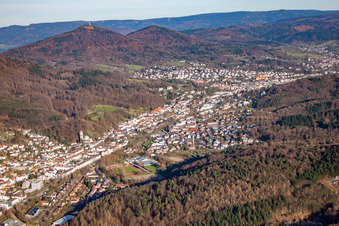 Ortsansicht der Straßen und Häuser der Wohngebiete im Ortsteil Oos in Baden-Baden im Bundesland Baden-Württemberg, Deutschland