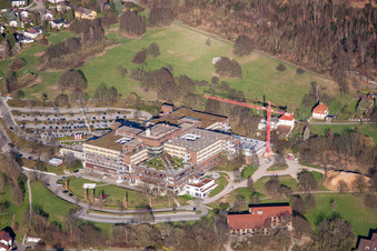 Baustelle für einen Erweiterungs- Neubau auf dem Klinikgelände des Krankenhauses Klinikum Mittelbaden Baden-Baden Balg in Baden-Baden im Ortsteil Oos im Bundesland Baden-Württemberg, Deutschland