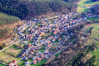 Dorf im Pfälzerwald aus Norden in Vorderweidenthal im Bundesland Rheinland-Pfalz, Deutschland