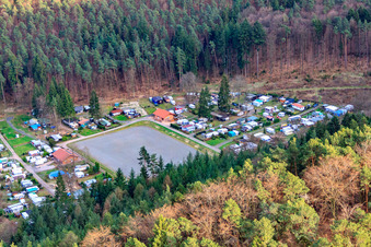 Naturcampingplatz "Am Berwartstein" und Sportheim Erlenbach in Erlenbach bei Dahn im Bundesland Rheinland-Pfalz, Deutschland