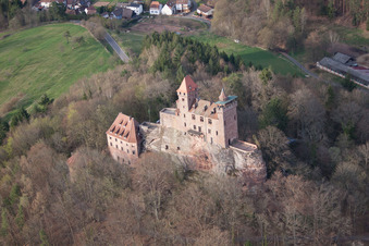 Erlenbach bei Dahn im Bundesland Rheinland-Pfalz, Deutschland aus der Drohnenperspektive