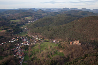 Ortsansicht der Straßen und Häuser der Wohngebiete in Erlenbach bei Dahn im Bundesland Rheinland-Pfalz, Deutschland