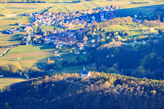 Luftbild von St. Anna Kapelle von Westen in Burrweiler im Bundesland Rheinland-Pfalz, Deutschland
