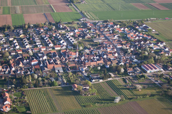 Drohnenbild von Ortsteil Niederhochstadt in Hochstadt im Bundesland Rheinland-Pfalz, Deutschland