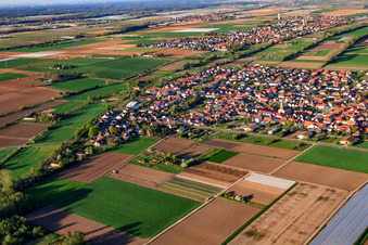 Bahnhofstr in Zeiskam im Bundesland Rheinland-Pfalz, Deutschland von oben
