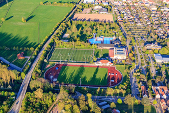 Luftbild von Stadion und Kunstrasenplatz des FSV Offenbach am Queichtalbad in Offenbach an der Queich im Bundesland Rheinland-Pfalz, Deutschland