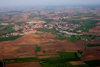 Luftbild von Soultz-sous-Forêts im Bundesland Bas-Rhin, Frankreich