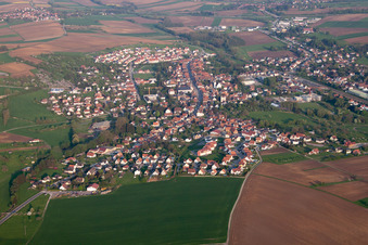 Luftaufnahme von Soultz-sous-Forêts im Bundesland Bas-Rhin, Frankreich