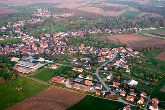 Drohnenbild von Riedseltz im Bundesland Bas-Rhin, Frankreich