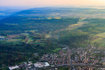 Jöhlinger Straße (B293) im Ortsteil Berghausen in Pfinztal im Bundesland Baden-Württemberg, Deutschland