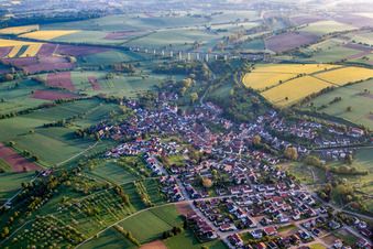 Vor der ICE-Talbrücke im Ortsteil Bauerbach in Bretten im Bundesland Baden-Württemberg, Deutschland