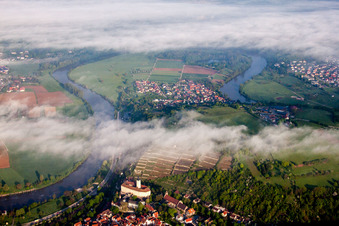 Luftbild von Schloss Horneck im Morgennebel in Gundelsheim im Ortsteil Michaelsberg im Bundesland Baden-Württemberg, Deutschland