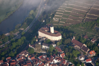 Luftaufnahme von Schloss Horneck im Morgennebel in Gundelsheim im Ortsteil Michaelsberg im Bundesland Baden-Württemberg, Deutschland