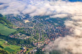 Wellenbergstraße unter Wolken in Tauberbischofsheim im Bundesland Baden-Württemberg, Deutschland
