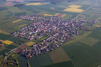 Luftbild von Dorf - Ansicht am Rande von landwirtschaftlichen Feldern und Nutzflächen in Kleinrinderfeld im Bundesland Bayern, Deutschland