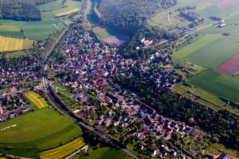Ortsansicht der Straßen und Häuser der Wohngebiete in Reichenberg im Bundesland Bayern, Deutschland