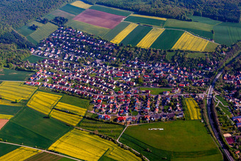 Luftbild von Ortsansicht der Straßen und Häuser der Wohngebiete in Reichenberg im Bundesland Bayern, Deutschland