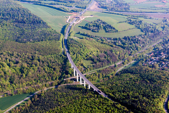 Streckenführung und Fahrspuren im Verlauf der Bundesstraßen- Brücke der B19 in Würzburg im Ortsteil Steinbachtal im Bundesland Bayern, Deutschland