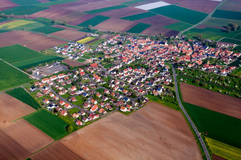 Luftbild von Dorf - Ansicht am Rande von landwirtschaftlichen Feldern und Nutzflächen in Oberpleichfeld im Bundesland Bayern, Deutschland
