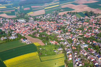 Luftbild von Dorf - Ansicht am Rande von landwirtschaftlichen Feldern und Nutzflächen in Schwanfeld im Bundesland Bayern, Deutschland