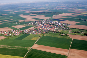 Dorf - Ansicht am Rande von landwirtschaftlichen Feldern und Nutzflächen in Theilheim in Waigolshausen im Bundesland Bayern, Deutschland