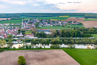 Blick von jenseits des Mains im Ortsteil Obertheres in Theres im Bundesland Bayern, Deutschland