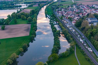 Motorclub Obertheres am Ufer des Main bei Sonnenuntergang in Theres im Bundesland Bayern, Deutschland