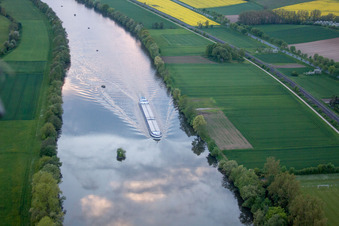 Uferbereiche des Main Flussverlaufes in Gädheim im Ortsteil Ottendorf im Bundesland Bayern, Deutschland