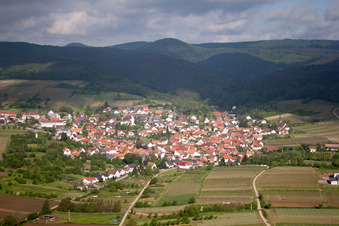 Ortsteil Rechtenbach in Schweigen-Rechtenbach im Bundesland Rheinland-Pfalz, Deutschland aus der Drohnenperspektive