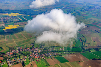 Wolke über Dorf im Dierbachtal im Bundesland Rheinland-Pfalz, Deutschland
