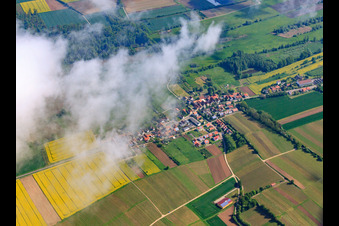 Luftbild von Wolke über Dorf im Erlenbachtal in Barbelroth im Bundesland Rheinland-Pfalz, Deutschland
