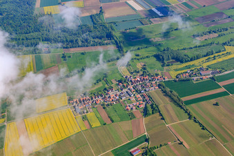 Luftaufnahme von Wolke über Dorf im Erlenbachtal in Barbelroth im Bundesland Rheinland-Pfalz, Deutschland