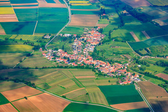 Luftaufnahme von Wolke über Dorf im Erlenbachtal in Oberhausen im Bundesland Rheinland-Pfalz, Deutschland