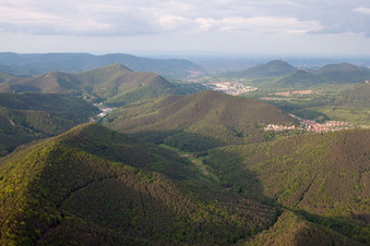 Blick zurück nach Annweiler in Wernersberg im Bundesland Rheinland-Pfalz, Deutschland